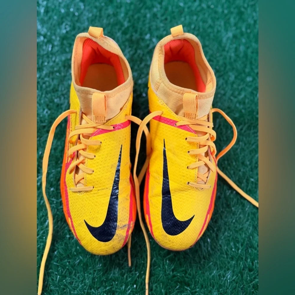 Nike Kids‎ Yellow Soccer Shoes Size 5Y